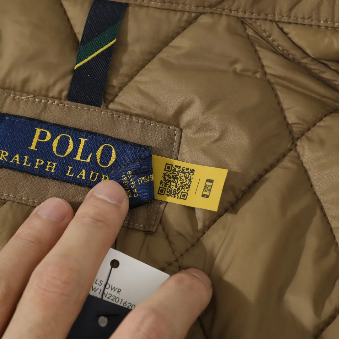 P370 #59 Ralph Lauren classic rhombus quilted cotton jacket for men and women. Inspired by retro workwear, it blends with contemporary British style. The imported machine-pressed rhombus quilting is accurately aligned, and the three-dimensional H-shaped tailoring is neat and slim. It is not bulky when layered in autumn and winter, and still maintains a light style.  Texture is reflected in the details: customized metal buckles, corduroy lapels, breathable eyelets under the arms, and slits on the hem, all replicating the brand's high-end genes. All excipients are standardized!  Five colors to choose from: black/khaki/brown/green/navy blue, easy to switch between commuting, leisure, and travel occasions. Function and appearance coexist: 37.5°C temperature control black technology, breathable and moisture-proof, anti-slip cotton patented fabric, temperature-locking, soft and waxy, durable and stylish. A retro warm-keeping item that can handle low temperatures calmly. The details are all made of craftsmanship, and the style has no limits. It has a classy look that will turn heads.  Color: Khaki Black Navy Green Brown Size: S M L